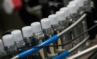 Des fabricants de cosmétiques réorientent leur production pour fabriquer des gels hydroalcooliques