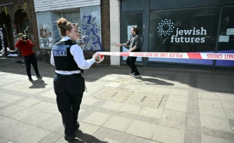 La police établit un périmètre après un incendie criminel qui a visé un local où était installée une organisation caritative juive, dans le nord-ouest de Londres, le 18 avril 2026