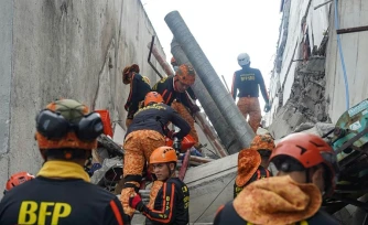 Des secouristes sur le site d'un bùtiment effondré aprÚs un séisme de magnitude 7,8 à General Santos, le 8 juin 2026 aux Philippines