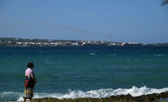 Une personne se tient sur la cĂŽte dans la baie de Matanzas, Cuba, le 30 mars 2026