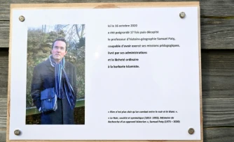 Une plaque commémorative à la mémoire de Samuel Paty, le 16 octobre 2023, près du collège du Bois d'Aulne à Conflans-Sainte-Honorine, dans les Yvelines