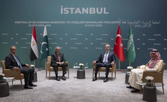 De g à d: les chefs de la diplomatie égyptienne Badr Abdelatty, pakistanaise Ishaq Dar, turc Hakan Fidan et saoudien Faiçal ben Farhan Al-Saoud réunis à Istanbul, le 23 octobre 2026