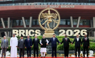 Photographie distribuée par l'agence d'Etat russe Sputnik montrant les dirigeants des pays membres des Brics posant pour la traditionelle photo de famille lors du 18e sommet des BRICS à New Delhi