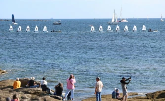 Des voiliers école naviguent en formation pour rendre hommage à Charlie Dalin, dans le cadre de la journée consacrée à la mémoire du navigateur décédé en juin, mardi à Concarneau.