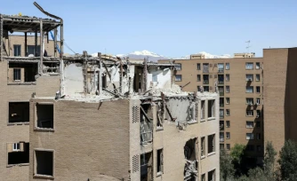 Un immeuble résidentiel de Téhéran endommagé par des frappes aériennes israélo-américaines, le 14 avril 2026