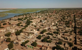 Une vue aérienne montre une vue d'ensemble de Gao, au Mali, le 26 novembre 2019.
Des tirs ont secoué le 25 avril 2026 plusieurs localités de ce pays dirigé par une junte. Des combats ont également été entendus à Gao (nord), et à Sevare (sud)