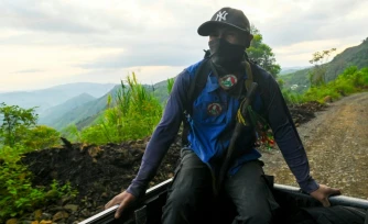 Un garde indigène de la communauté Nasa dans le convoi du leader indigène Esneyder Gomez, candidat au Parlement, dans la région de Naya, département du Cauca, en Colombie, le 12 février 2026