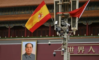 Le drapeau espagnol flotte devant le portrait de l'ancien dirigeant communiste chinois Mao Zedong à Tiananmen à l'occasion de la visite du Premier ministre espagnol Pedro Sanchez à Pékin, le 13 avril 2026