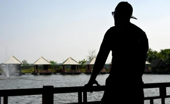 Le Cambodgien Pheap Rom sur la terrasse d'un restaurant à Phnom Penh, le 30 mars 2026