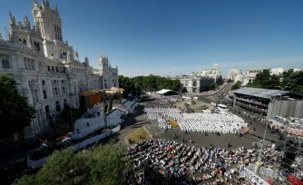 Vue aĂ©rienne de la place de Cibeles, dans le centre de Madrid, oĂč le pape LĂ©on XIV cĂ©lĂšbre une gigantesque messe, le 7 juin 2026