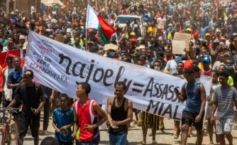 Des manifestants défilent contre le gouvernement à Antsiranana, le 4 octobre 2025 à Madagascar