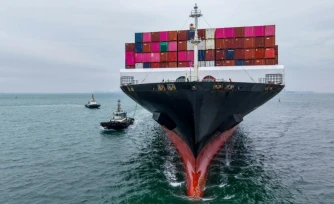 Un cargo entre dans le port de Qingdao, dans la province orientale du Shandong en Chine, le 13 octobre 2025