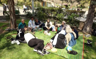 Des Iraniens se rassemblent au parc Mellat de Téhéran ,le 2 avril 2026, à l’occasion de la "Journée de la nature", qui marque la fin des festivités du Nouvel an persan, Norouz