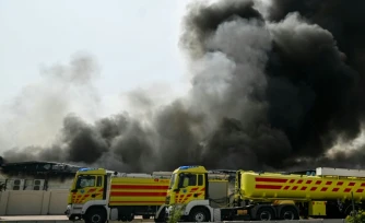 Une épaisse fumée s'élève dans la zone industrielle de Doha alors que l'Iran mène des frappes de représailles dans le Golfe, le 1er mars 2026 à Doha 