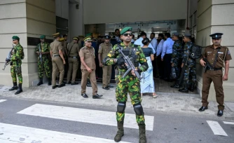 Des agents de sécurité devant la Haute Cour de Colombo, lors du prononcé du verdict du procÚs des accusés dans les attentats de Pùques 2019, le 22 septembre 2026 à Colombo, au Sri Lanka