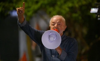 Le président de gauche Lula s'adresse à ses partisans aprÚs sa victoire au second tour de la présidentielle à Sao Paulo, dans le sud-est du Brésil, le 25 octobre 2026