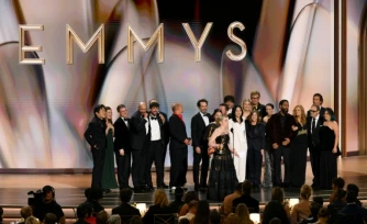 La scénariste américaine Katie Dippold et des membres de la distribution acceptent le prix de la meilleure série comique pour "Widow's Bay" lors de la 78e cérémonie des Emmy Awards au Peacock Theatre du LA Live, à Los Angeles, le 14 septembre 2026