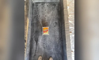L’artiste Sunday Nobody a placé un paquet de Cheetos, des chips soufflées au fromage dans un sarcophage de plus de 1.300 kilos à ne pas ouvrir avant… 10.000 ans