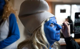 Des milliers de schtroumpfs déferlent sur Landerneau pour un record du monde