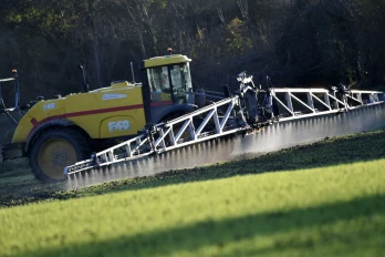 Un engin épand des pesticides à Illiers-Combray (Illiers-Combray), le 14 novembre 2024. (JEAN-FRANCOIS MONIER / AFP)