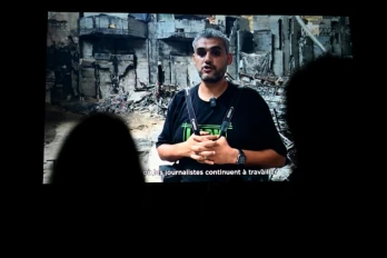 Le photographe palestinien Mahmoud Abu Hamda prononce un discours préenregistré, diffusé sur écran, après avoir reçu le prix du jury international de l'édition 2026 du Prix Bayeux Calvados-Normandie des correspondants de guerre, à Bayeux, le 10 octobre 2026