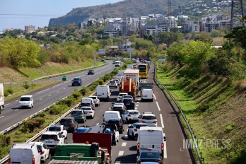 Route du littoral : collision entre une moto et une voiture, 13 km d’embouteillage en direction de Saint-Denis