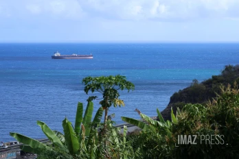 La Possession : le pétrolier de la flotte fantôme russe arrive en baie de la Possession