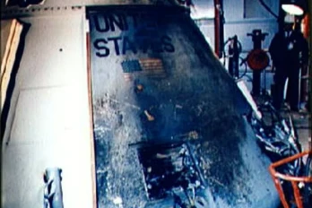 Le module de commande du vaisseau spatial Apollo 1, le 28 janvier 1967 au Centre spatial Kennedy, après un incendie accidentel, le 27 janvier 1967, qui a coûté la vie aux trois membres d'équipage lors d'un entraînement au sol ( NASA / HO )