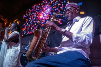 Le saxophoniste Thierno Koité, membre du légendaire groupe Orchestra Baobab, se produit aux côtés de la chanteuse Korka Dieng lors d'un concert au Just For You à Dakar, au Sénégal, le 27 septembre 2026