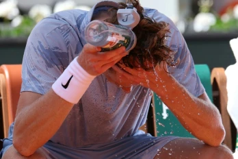 Jannik Sinner, N.1 mondial, pendant un changement de côté au 2e tour de Roland-Garros le 28 mai 2026 à Paris