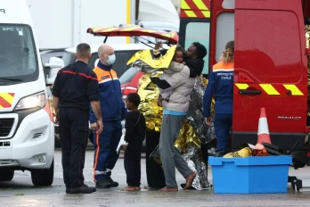 Des rescapés revêtent des couvertures de survie à la suite du naufrage de leur canot transportant des migrants qui tentaient de traverser la Manche depuis la France vers le Royaume-Uni, à Calais, dans le nord de la France, le 28 septembre 2026