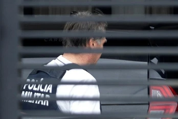 Photo diffusée par Metropoles montrant l'ancien président brésilien Jair Bolsonaro arrivant à son domicile vêtu d'un gilet pare-balles après sa sortie de l'hôpital DF Star, le 27 mars 2026 à Brasilia