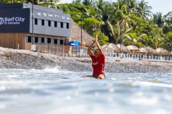 Alice Lemoigne sacrée championne du monde de longboard au Salvador