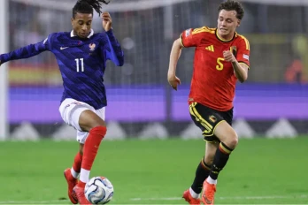  Michael Olise (G) auteur du but victorieux contre la Belgique de Maxim De Cuyper (D), 1 à 0, le 28 septembre 2026 en Ligue des nations à Bruxelles during the UEFA Nations League Group A1 football match between Belgium and France at King Baudouin Stadium in Brussels on September 28, 2026. © FRANCK FIFE / AFP 