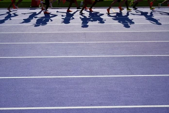 Des athlètes sur la piste d'athlétisme du stade de France pendant les Jeux olympiques de Paris 2024, le 2 août 2024. (KIRILL KUDRYAVTSEV / AFP)