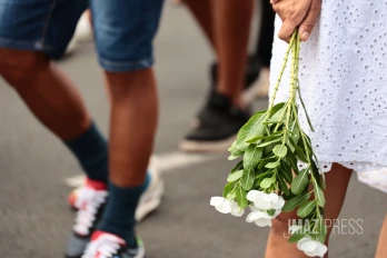 Les Avirons : une marche blanche en hommage aux deux fillettes tuées par leur père 