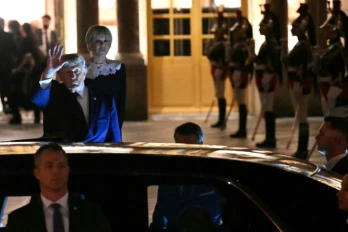 Le président américain Donald Trump quitte le Château de Versailles après un dîner avec le couple présidentiel français, le 17 juin 2026