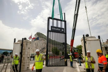 Des ouvriers démontent la clôture frontalière entre l'Espagne et le territoire britannique de Gibraltar, au poste-frontière de La Línea de la Concepción, le 15 juillet 2026 dans le sud de l'Espagne