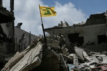 Le drapeau jaune du Hezbollah dans les décombres d'un bâtiment détruit par une frappe aérienne israélienne à Tyr, dans le sud du Liban, le 23 juin 2026
