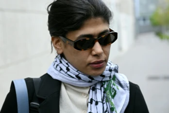 L'eurodéputée LFI Rima Hassan quitte les locaux de la police judiciaire à Paris, le 3 avril 2026