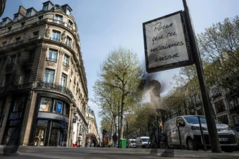 Titre de la chanson "Pour que tu m'aimes encore" de Céline Dion affiché dans Paris le 23 mars 2026