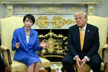 Le président américain Donald Trump et la Première ministre japonaise Sanae Takaichi dans le Bureau ovale à la Maison Blanche, le 19 mars 2026 à Washington
