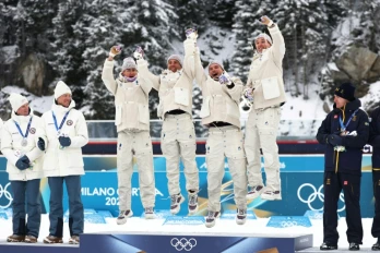 Les biathlètes français Fabien Claude, Emilien Jacquelin, Quentin Fillon Maillet et Eric Perrot médaillés d'or du relais 4 x 7,5 km des JO-2026 à Anterselva le 17 février 2026 en Italie
