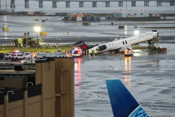 Un CRJ-900 d'Air Canada Express est immobilisé sur la piste après être entré en collision avec un véhicule de l'autorité portuaire, à l'aéroport LaGuardia de New York, le 23 mars 2026