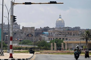 Un feu de circulation éteint dans une rue de La Havane lors d'une panne d'électricité nationale à Cuba, le 14 juillet 2026
