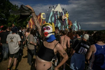 Des participants à une free party illégale à Montvalent, dans le Lot, le 9 mai 2025