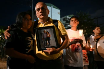 Carlos Zambrano tient une photo de son frère disparu lors d'une veillée en hommage aux victimes, après un séisme de magnitude 7,4 à Cali, en Colombie, le 15 août 2026