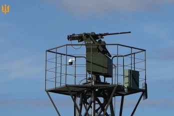 Capture d'écran à partir d'une vidéo non datée diffusée par l'armée de l'air ukrainienne le 1er octobre 2026 montrant le canon robotisé doté d'une IA conçu pour intercepter les nouveaux drones russes à réaction