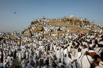 Des pèlerins musulmans prient sur le mont Arafat, étape phare du grand pèlerinage à La Mecque, le 26 mai 2026 en Arabie saoudite