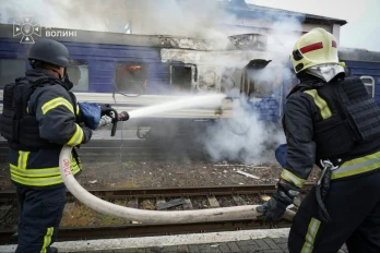 Une image diffusée par les services de secours ukrainiens le 13 septembre 2026 montre des pompiers éteignant un incendie déclenché par une frappe de drone sur un wagon près de la frontière polonaise